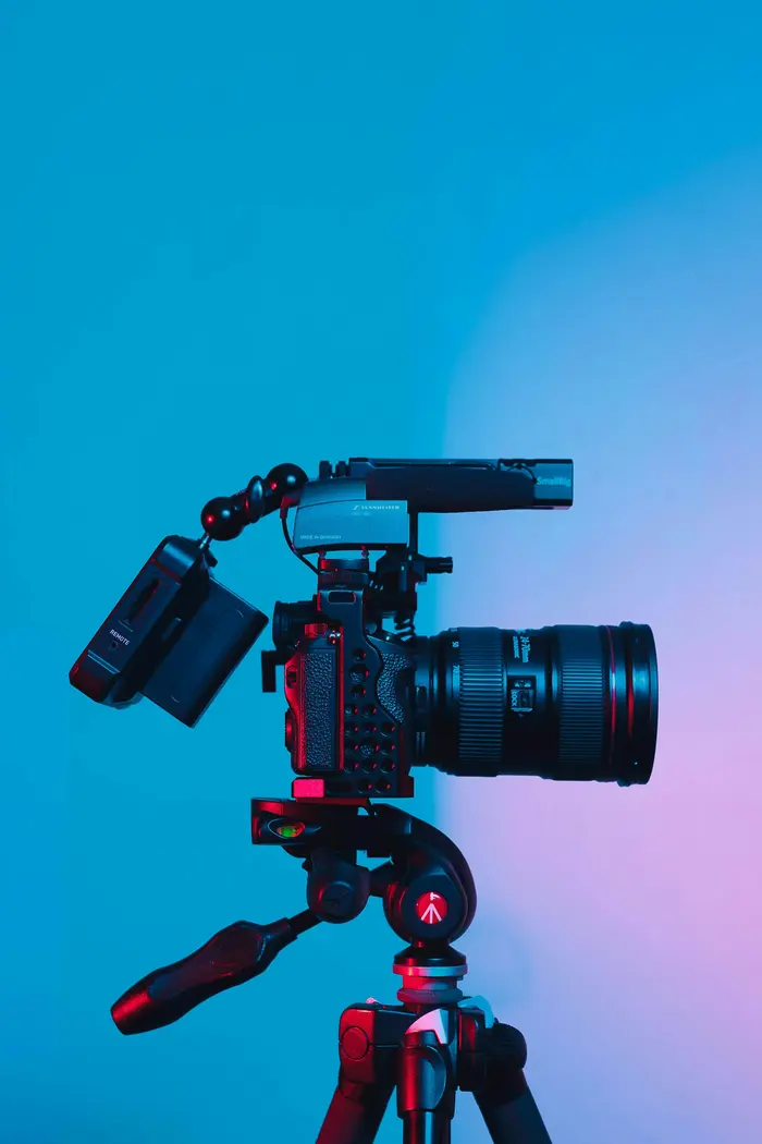 Filmová kamera na stativu